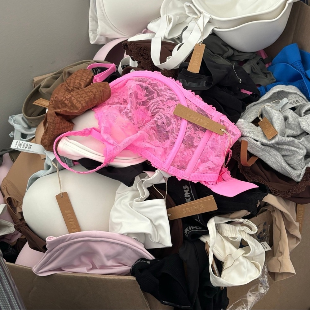 Skims Plus size bra reseller lot/bundle of 40💕